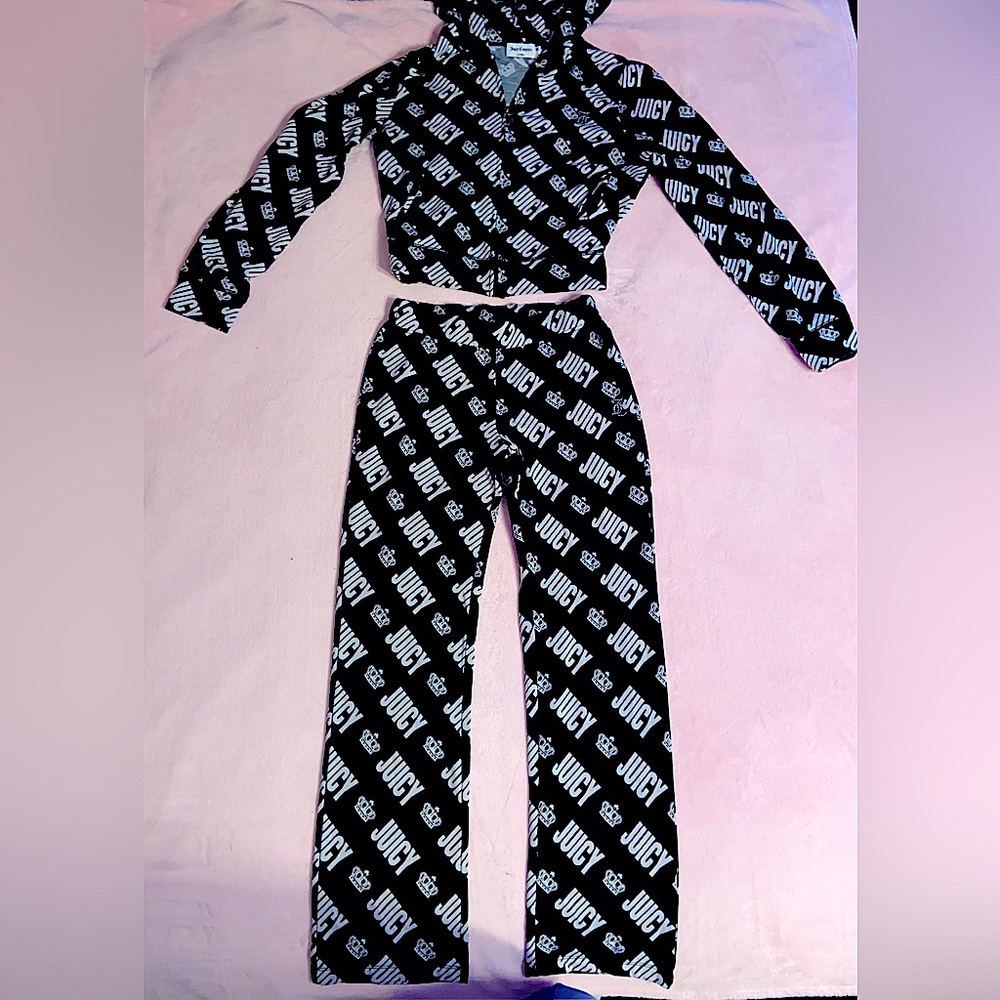 Juicy Couture tracksuit 🖤🤍